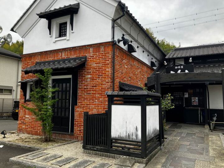 蔵造り風の外観が特徴の珈琲屋らんぷ知多店