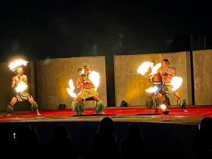 ファイヤーナイフダンス 炎 夜 ステージ パフォーマンス