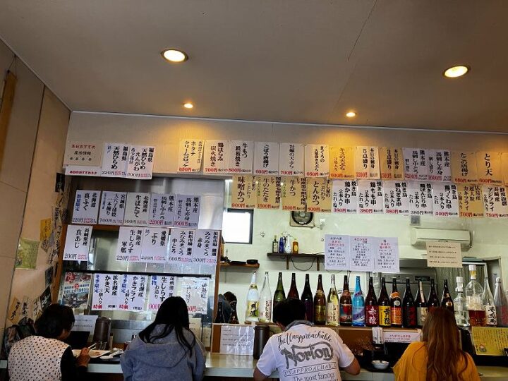 店内カウンターとメニュー短冊
