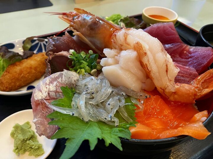 旬丼の豪快な海鮮盛り