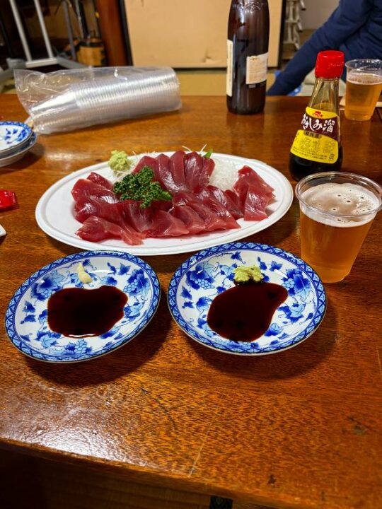 会所に帰って刺身で一杯