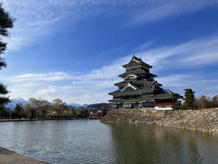 信州呑み鉄とバスの旅で 昼飲みのはしご酒の合間に松本城