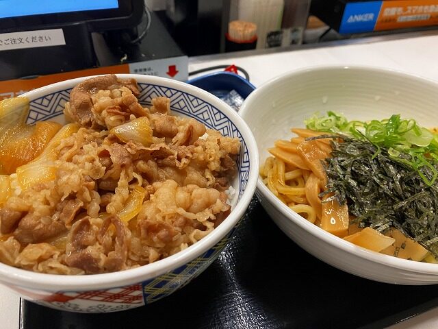 吉野家の牛丼・油そばセット