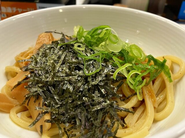 ネギと海苔が乗った油そばのアップ