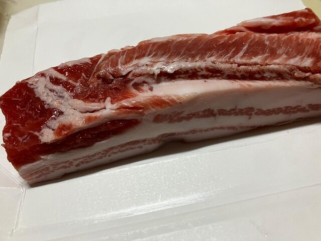 調理前の厚切り豚バラブロック肉
