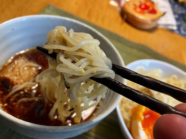 つけ麺の麺を箸で持ち上げた様子