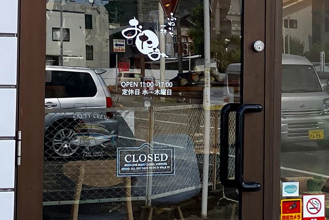 入口にCLOSEDの看板