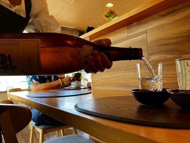 最初の一杯は喜久酔 普通酒を勢いよく注ぐ