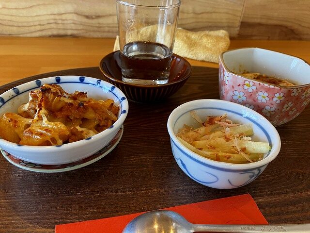 小鉢三種で始まる昼酒セット