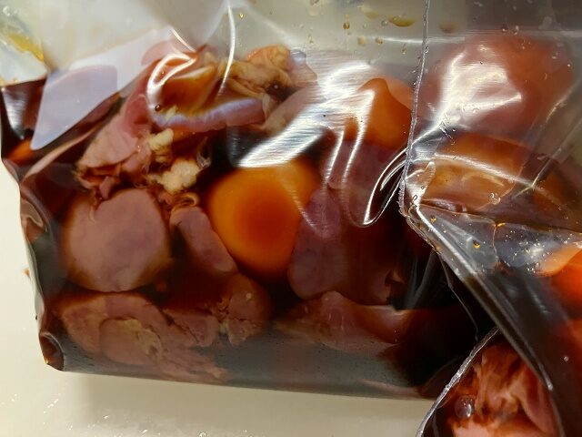 真空袋に入れて味をなじませる鳥モツときんかん
