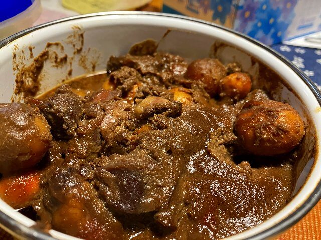低温調理後にシェフドラムで煮詰めた甲州とりモツ煮