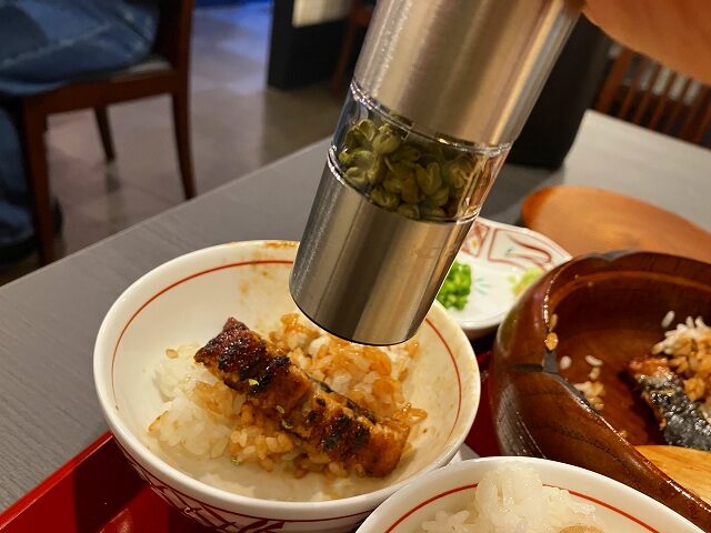 山椒をかける櫃まぶしの食べ方