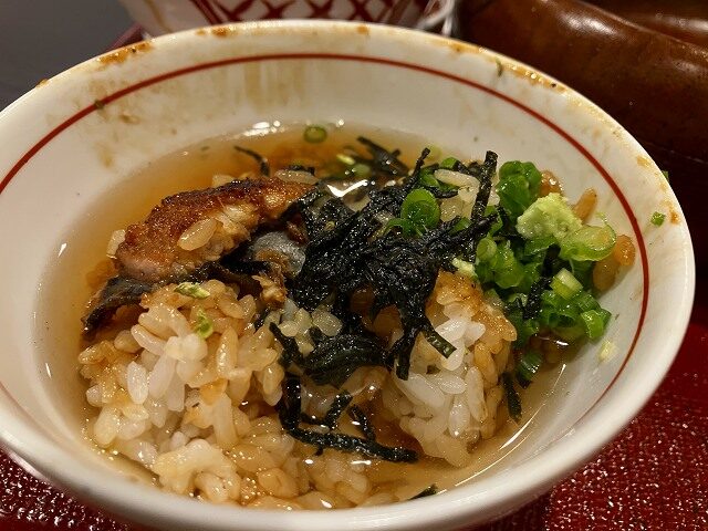 出汁をかけた櫃まぶし茶漬け