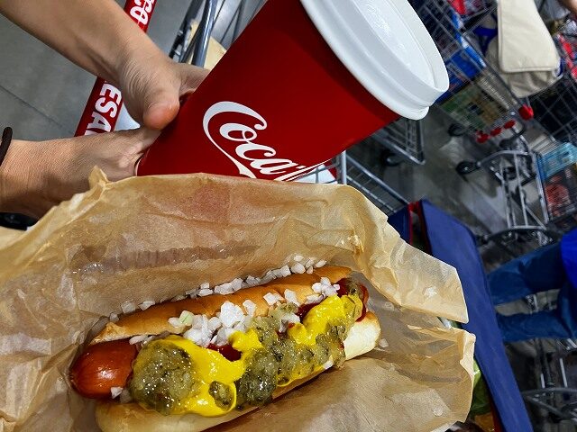 コストコでクロワッサンハムチーズと大人気のホットドッグ