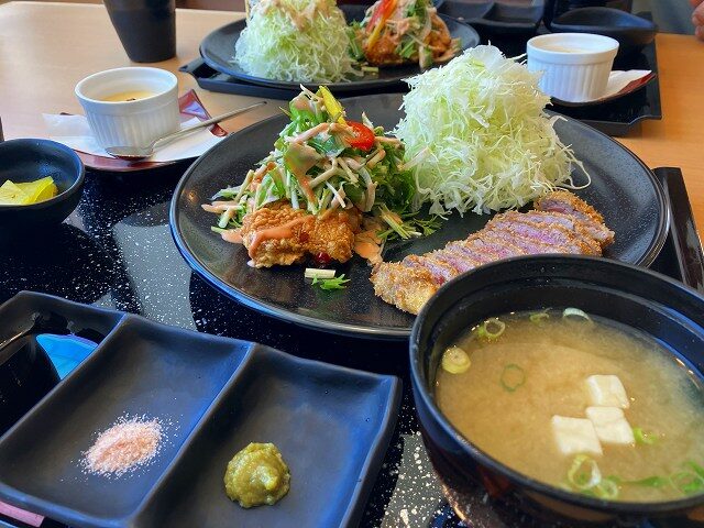 浜松市中央区のよし川原島店で提供された牛かつと鶏南蛮ランチ