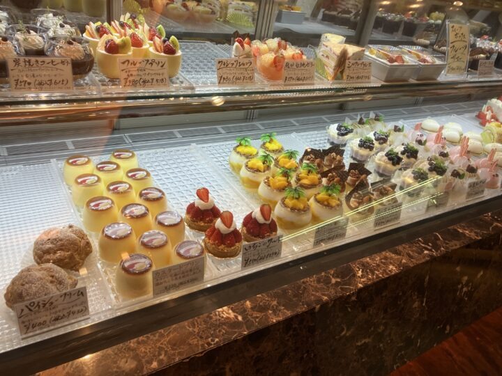 スズキプランタンのショーケースに並ぶケーキ