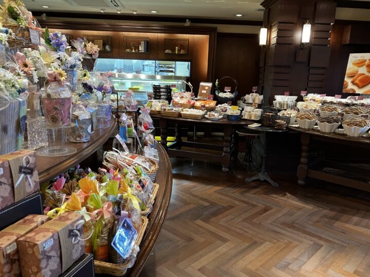 焼き菓子やギフト商品が並ぶスズキプランタン店内