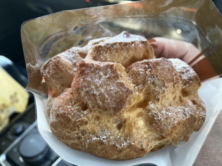 粉砂糖をまとった壷出しシュークリーム