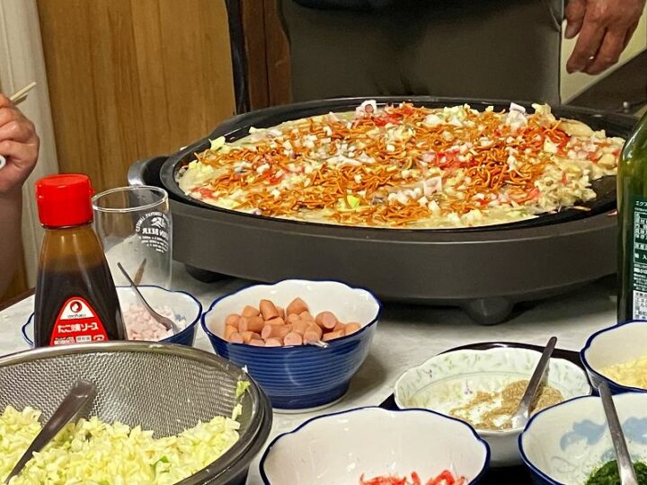 生地を流し込み、具材を乗せる