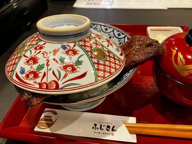 蓋付きで提供される肉厚一本うなぎ丼