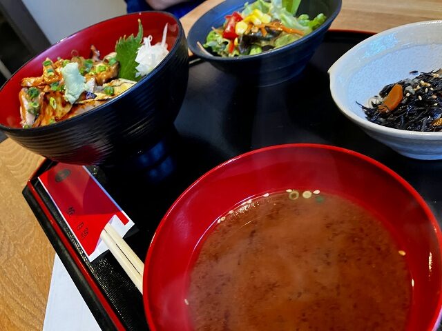 焼きちらし定食の赤だしと小鉢