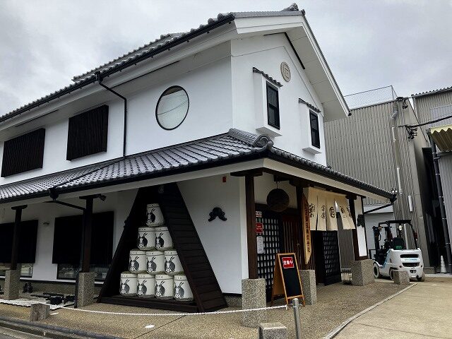 白壁が美しい丸石醸造の直売所外観