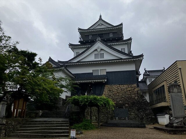 岡崎城天守閣を正面から望む景観