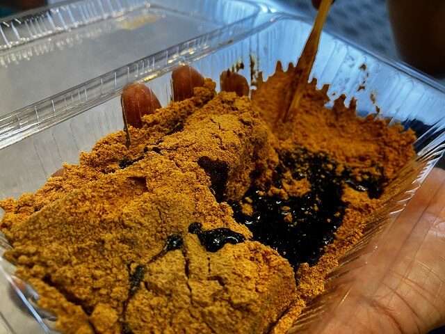 黒蜜をかけた天空のわらび餅