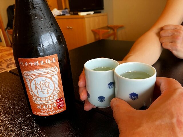 純米吟醸生樽酒で乾杯する様子