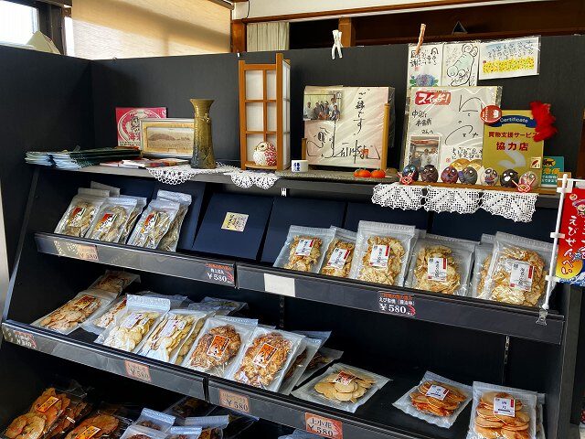 中新本舗店内のえびせんべい売場