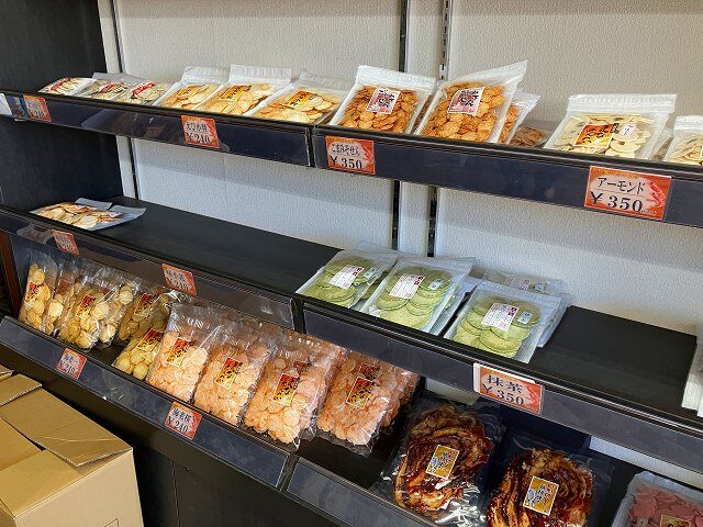中新本舗のせんべい商品棚