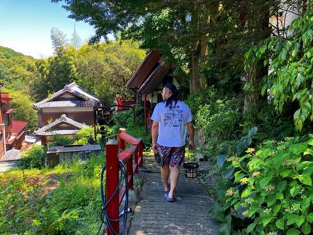 山麓園の樽席へ向かう小道