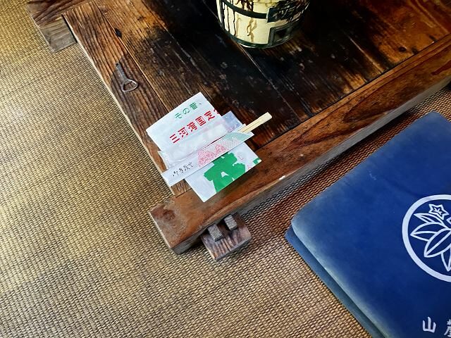 山麓園の樽席に置かれた案内と座卓