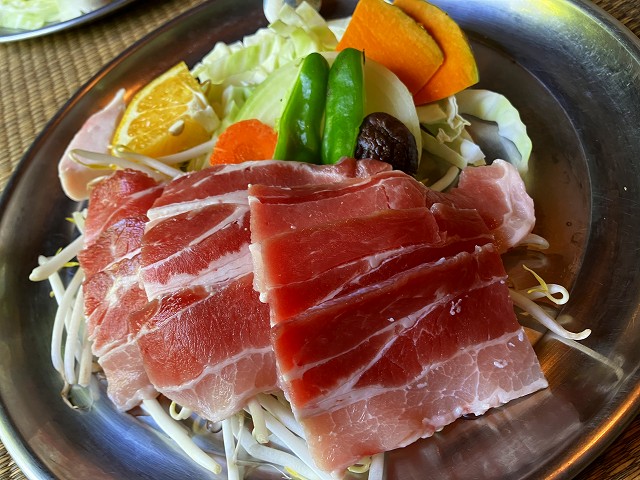 山麓園のジンギスカン鍋用豚肉と野菜