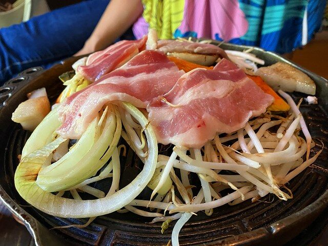 ジンギスカン鍋で焼く豚肉と野菜