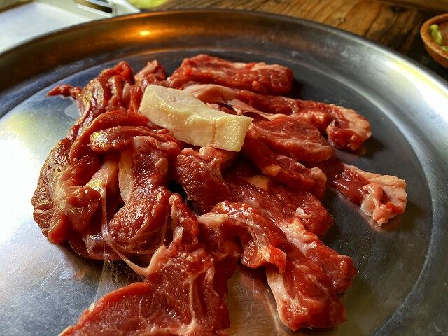 分厚く切り分けられた上ラム肉