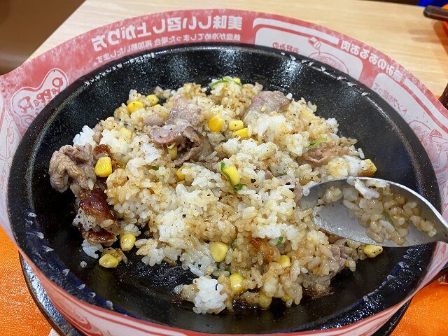 よく混ぜ合わせたビーフペッパーライス