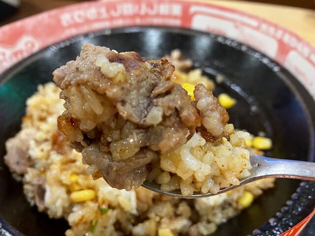 牛肉とご飯をスプーンですくったビーフペッパーライス