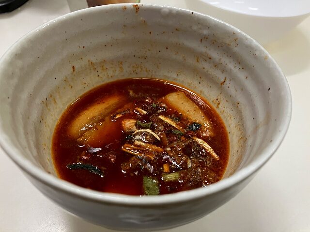 具材入りの辛ラーメンスープのベース
