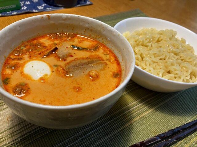 牛乳でまろやかにした辛ラーメンつけ麺の完成品