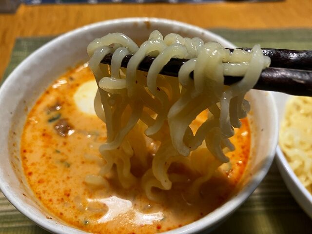 牛乳入り辛ラーメンスープにつけた麺