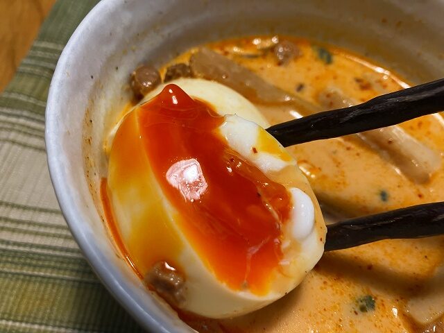 とろりとした半熟卵と辛ラーメンスープ
