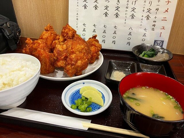 本丸食堂のご飯とみそ汁付きの定食