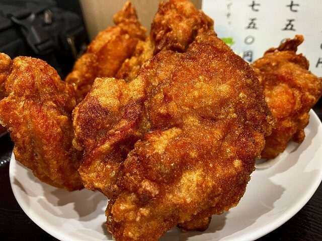 本丸食堂の拳骨サイズの巨大から揚げ