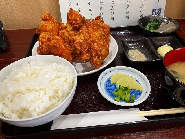 本丸食堂のから揚げ定食全景 ご飯とみそ汁付き