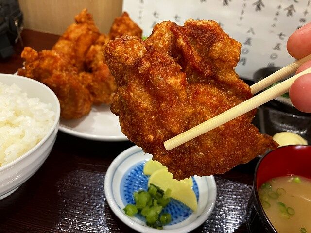 箸で持ち上げた本丸食堂の巨大から揚げ