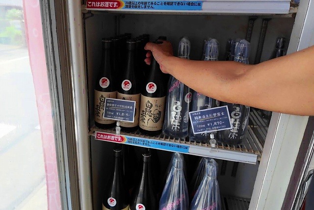 白隠正宗の日本酒が並ぶ高嶋酒造の冷蔵ケース