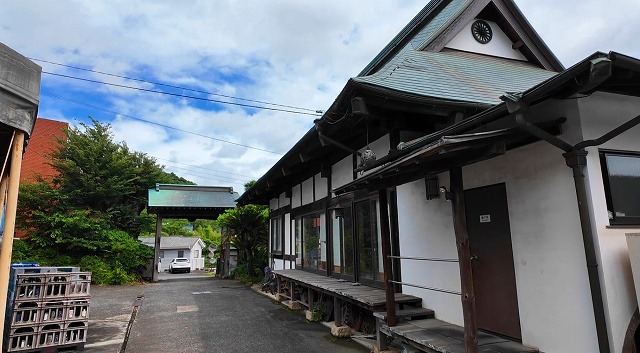 瓦屋根が美しい万大醸造の風情ある伝統的な木造の事務所建物