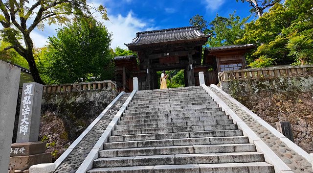 青空の下で堂々と佇む修禅寺の立派な石段と山門