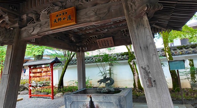 龍の口から温泉が湧き出る修禅寺の味わい深い手水舎